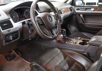 Подержанный автомобиль Volkswagen Touareg 2011 года (15 фото)