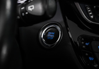 Подержанный автомобиль Toyota C-HR 2019 года (18 фото)