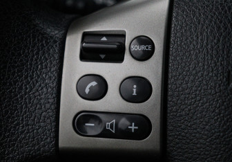 Подержанный автомобиль Nissan Tiida Hatchback 2012 года (16 фото)
