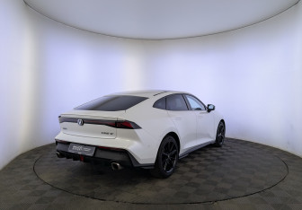 Подержанный автомобиль Changan UNI-V 2023 года (5 фото)