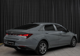 Подержанный автомобиль Hyundai Elantra Sedan 2021 года (4 фото)