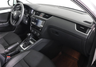 Подержанный автомобиль Skoda Octavia Liftback 2018 года (10 фото)