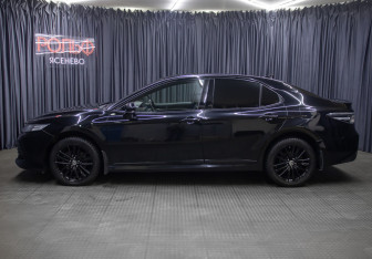 Подержанный автомобиль Toyota Camry Sedan 2021 года (8 фото)
