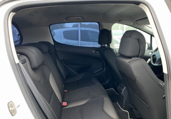 Подержанный автомобиль Peugeot 308 Hatchback 2009 года (18 фото)