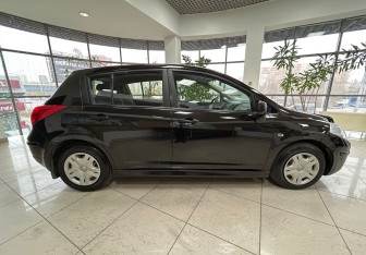 Подержанный автомобиль Nissan Tiida Hatchback 2010 года (4 фото)