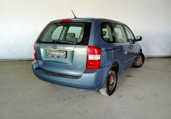 Подержанный автомобиль Kia Carnival 2007 года (4 фото)