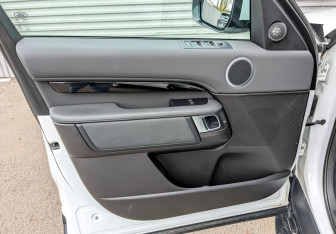 Подержанный автомобиль Land Rover Discovery 2017 года (19 фото)