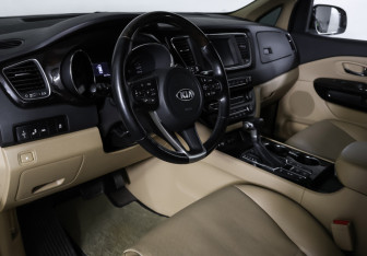 Подержанный автомобиль Kia Carnival 2020 года (16 фото)