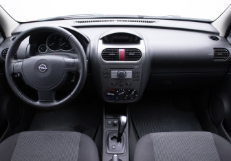 Подержанный автомобиль Opel Corsa 2005 года (13 фото)