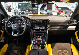 Подержанный автомобиль Lamborghini Urus 2022 года (14 фото)