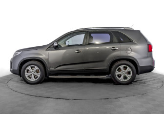 Подержанный автомобиль Kia Sorento 2013 года (8 фото)