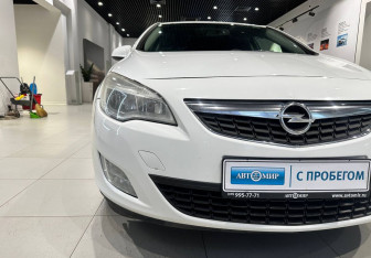 Подержанный автомобиль Opel Astra Hatchback 2012 года (8 фото)