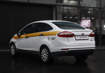 Подержанный автомобиль Ford Fiesta Sedan 2016 года (7 фото)