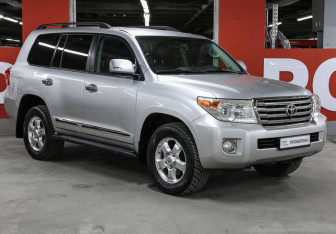 Подержанный автомобиль Toyota Land Cruiser Suv 2012 года (3 фото)