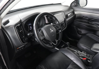 Подержанный автомобиль Mitsubishi Outlander 2019 года (9 фото)