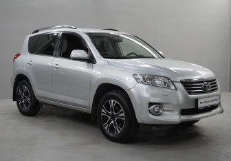 Подержанный автомобиль Toyota RAV4 2010 года (3 фото)