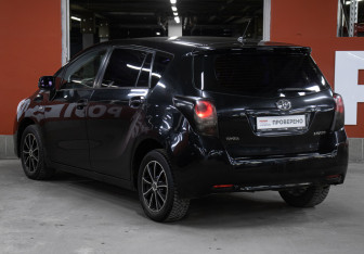 Подержанный автомобиль Toyota Verso 2009 года (7 фото)