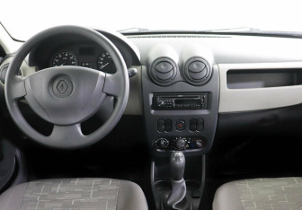 Подержанный автомобиль Renault Sandero 2014 года (6 фото)