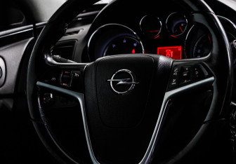 Подержанный автомобиль Opel Insignia Sedan 2010 года (13 фото)