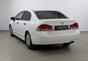 Подержанный автомобиль Honda Civic Sedan 2010 года (23 фото)