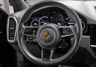 Подержанный автомобиль Porsche Cayenne 2020 года (18 фото)