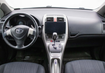 Подержанный автомобиль Toyota Auris Hatchback 2009 года (13 фото)