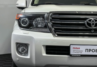 Подержанный автомобиль Toyota Land Cruiser Suv 2014 года (26 фото)