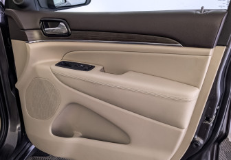 Подержанный автомобиль Jeep Grand Cherokee 2021 года (25 фото)