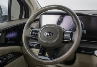 Подержанный автомобиль Kia Carnival 2020 года (16 фото)