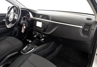 Подержанный автомобиль Kia Rio Hatchback 2021 года (12 фото)