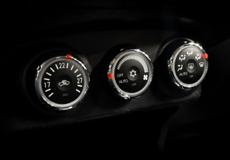 Подержанный автомобиль Peugeot 4007 2011 года (27 фото)