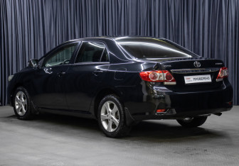 Подержанный автомобиль Toyota Corolla Sedan 2011 года (7 фото)