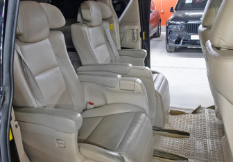 Подержанный автомобиль Toyota Alphard 2012 года (12 фото)