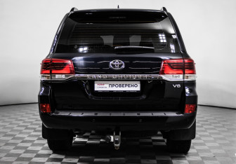 Подержанный автомобиль Toyota Land Cruiser Suv 2016 года (6 фото)
