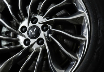 Подержанный автомобиль Voyah Dream 2023 года (25 фото)