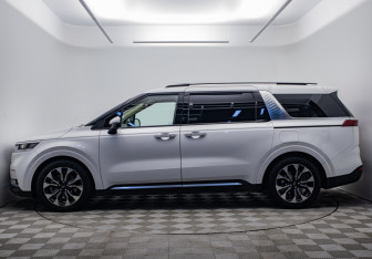 Подержанный автомобиль Kia Carnival 2020 года (2 фото)