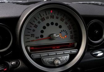 Подержанный автомобиль MINI Hatch 2008 года (12 фото)