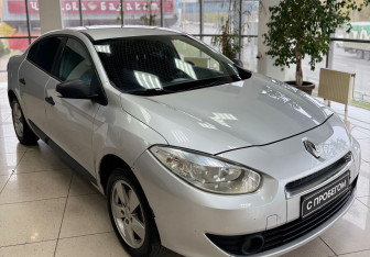 Подержанный автомобиль Renault Fluence 2010 года (3 фото)