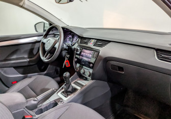 Подержанный автомобиль Skoda Octavia Liftback 2019 года (11 фото)