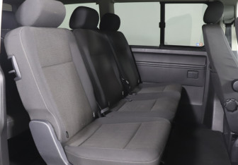 Подержанный автомобиль Volkswagen Caravelle 2015 года (10 фото)