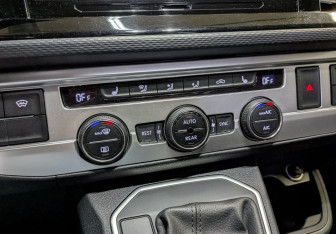 Подержанный автомобиль Volkswagen Multivan 2020 года (21 фото)