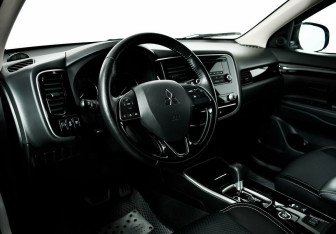 Подержанный автомобиль Mitsubishi Outlander 2020 года (9 фото)