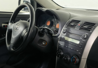 Подержанный автомобиль Toyota Corolla Sedan 2008 года (9 фото)