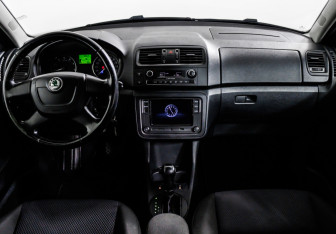 Подержанный автомобиль Skoda Fabia Hatchback 2012 года (11 фото)