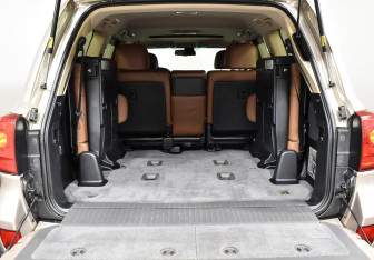 Подержанный автомобиль Toyota Land Cruiser Suv 2015 года (18 фото)