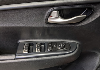 Подержанный автомобиль Kia Rio Hatchback 2019 года (27 фото)