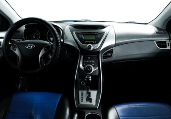 Подержанный автомобиль Hyundai Elantra Sedan 2012 года (9 фото)