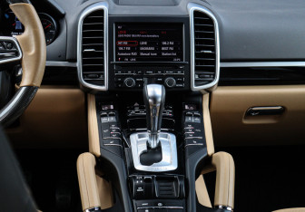 Подержанный автомобиль Porsche Cayenne 2015 года (9 фото)