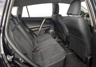 Подержанный автомобиль Toyota RAV4 2017 года (18 фото)