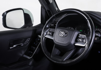 Подержанный автомобиль Toyota Land Cruiser Suv 2021 года (12 фото)